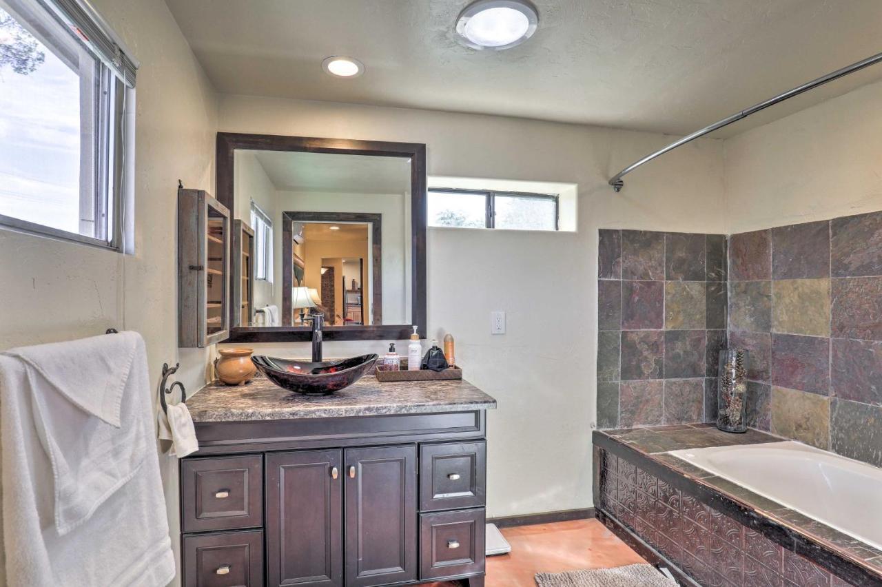 Pet-Friendly Tucson Casita Shared Hot Tub And Porch Villa Buitenkant foto